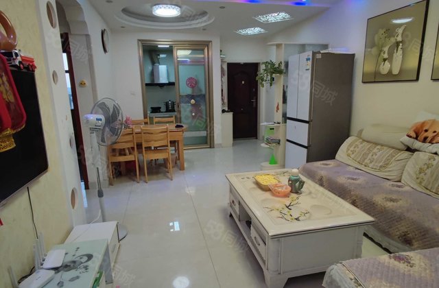 御景王宅2室2厅1卫精装修,带储藏室。