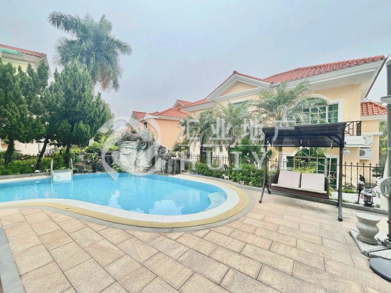 景湖花园别墅少有户型带大花园泳池门口空间大