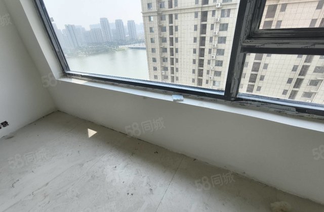 昌润莲城徒骇河旁 次新房 三叶草户型 三室两厅两卫，带车位