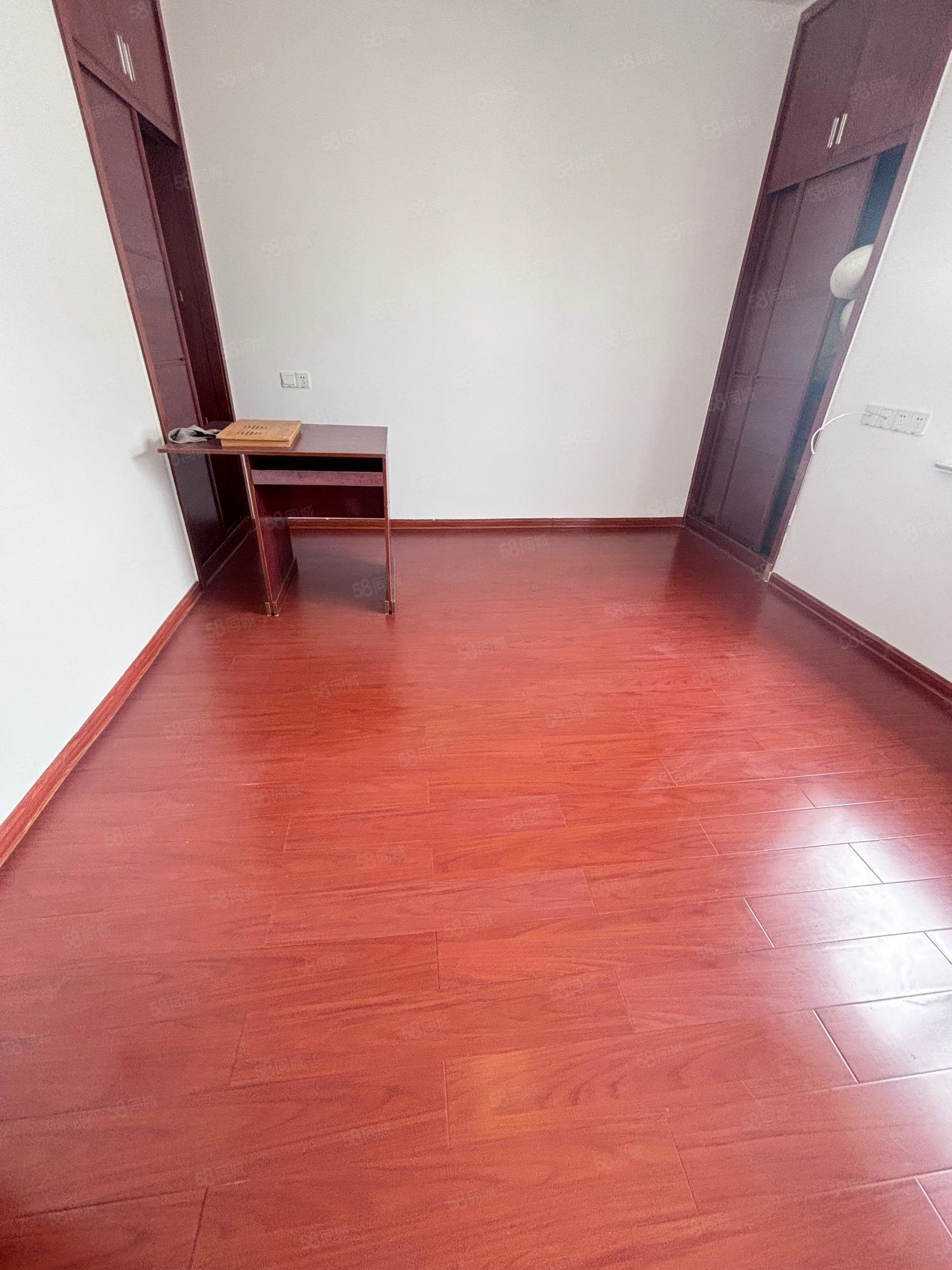 警苑6室2厅3卫169㎡东88万