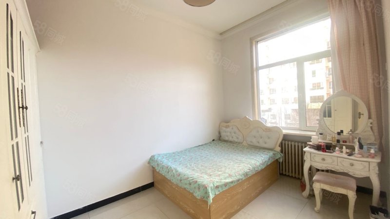 鸿泰小区3室1厅2卫142.76㎡南北67万