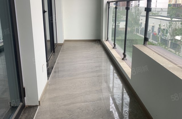 城区中心，区政府旁，城市芳华，现房三叶草户型，带车储，小高