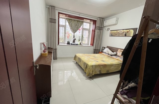 东边户，免大税，赠车位，储，多层一楼，正规三室开发区英才小区