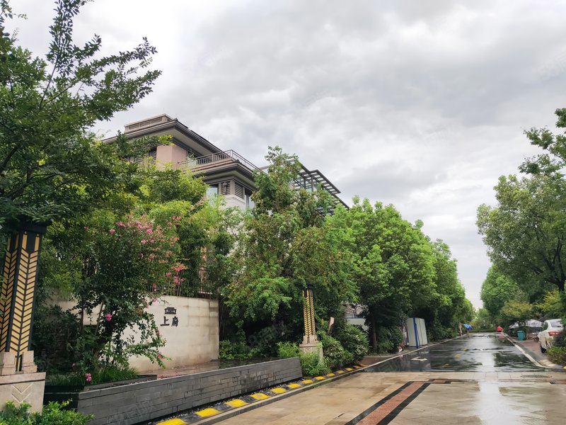 单价一万五带双车位景瑞上府昂桑湖旁边精装大五房满两年