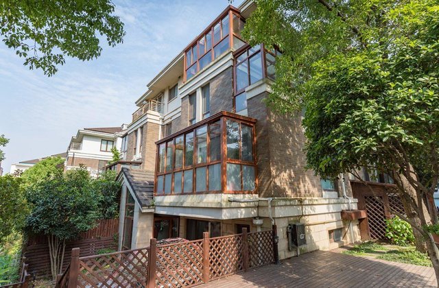 大虹桥徐泾独栋别墅!小区有恒温游泳池!出行方便户型好!有钥匙