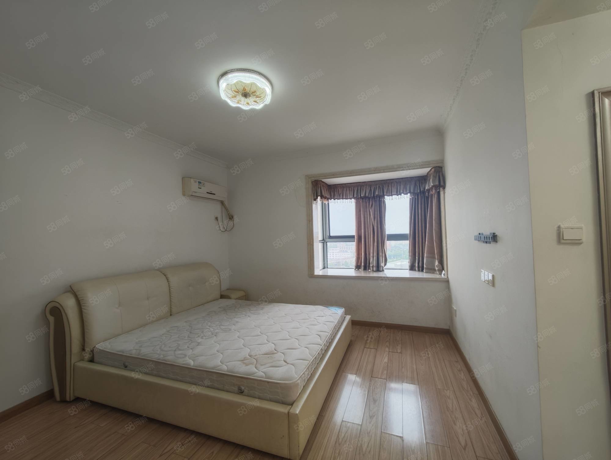 共和名城6室4厅4卫126㎡南80万