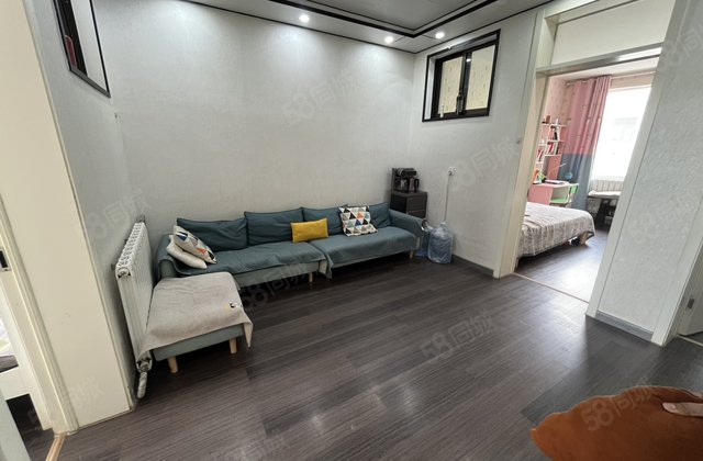 急售，兴华路东昌本部旁边，三室精装，中间楼层全明户型随时可看