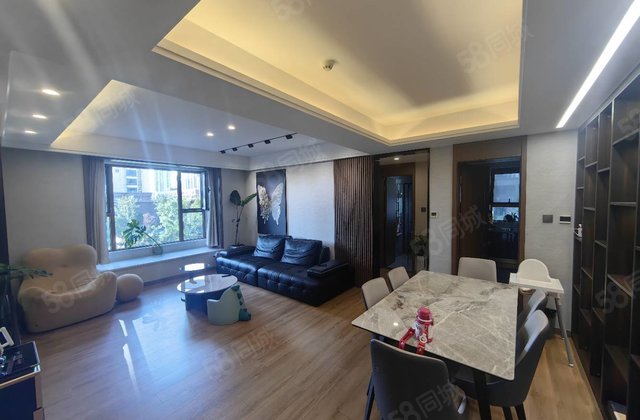 东关国际商品房。文轩总部，四室双厅，双卫，双车位，送储，豪装