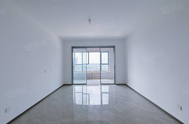 区政府  实验，小高层元宝户型送车位储藏室