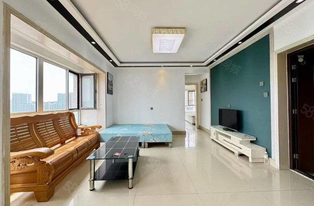 新出阿卡16楼东边户，96平三室两厅随时看房。