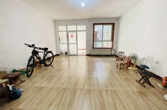 湖边 城市主人 一楼带大院子 免大税 停车方便 名人苑 早市