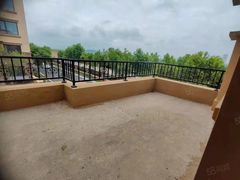 海阳龙悦湾,联排别墅262平一楼带大花园车库,二楼送两个平台