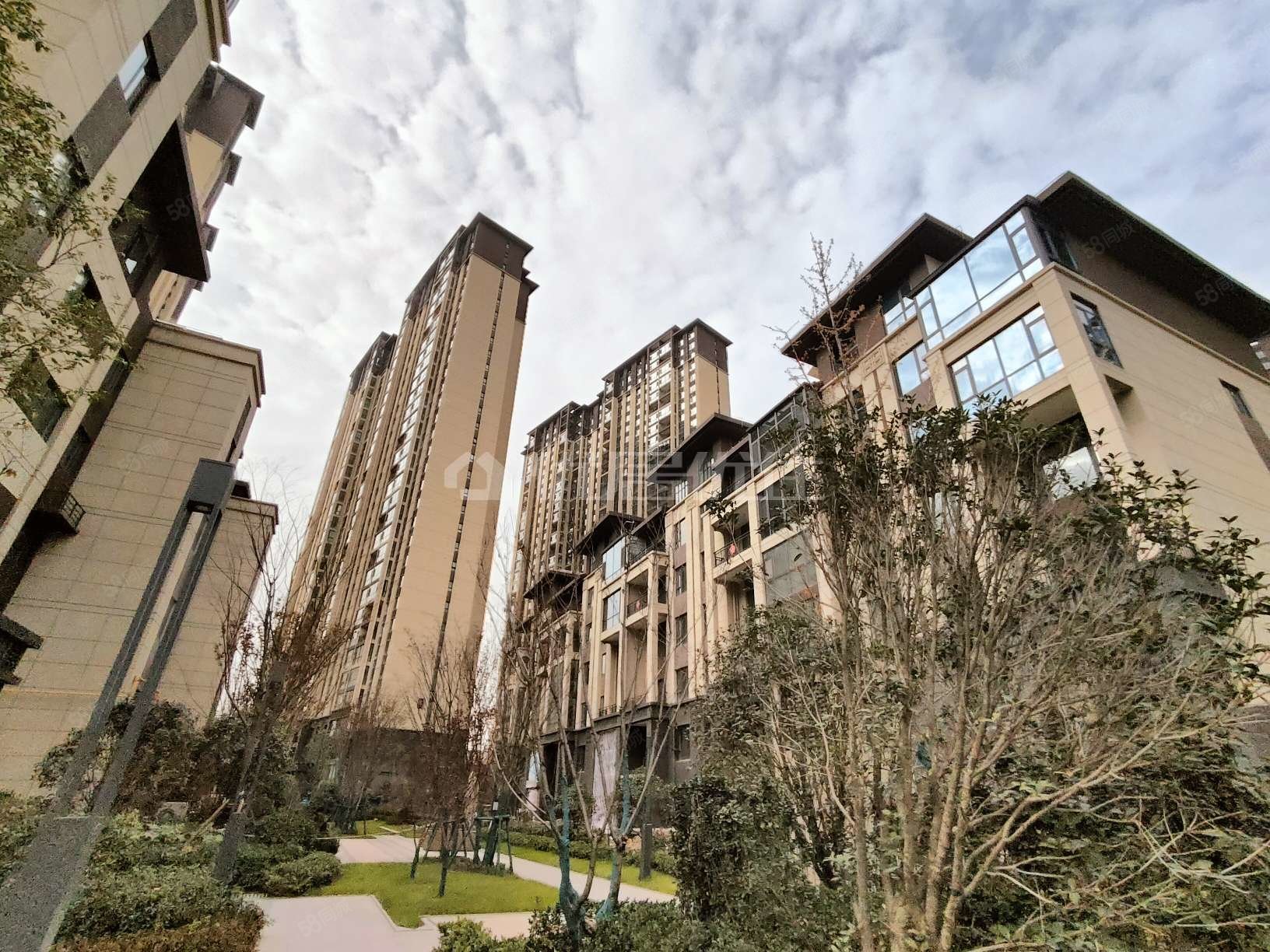 碧桂园秦都府5室2厅3卫228㎡南北340万