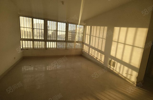 新出 水岸新城 免大税 大飘窗 边户 带地上阳面车库 3楼