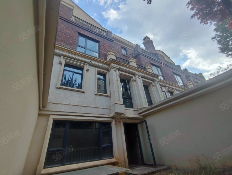 俊发滇池one16组团伊顿庄园5室3厅5卫256㎡南北490万