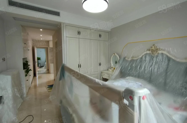 御润好家电梯五层到顶的四楼，4室2厅2卫，送家电家具车位