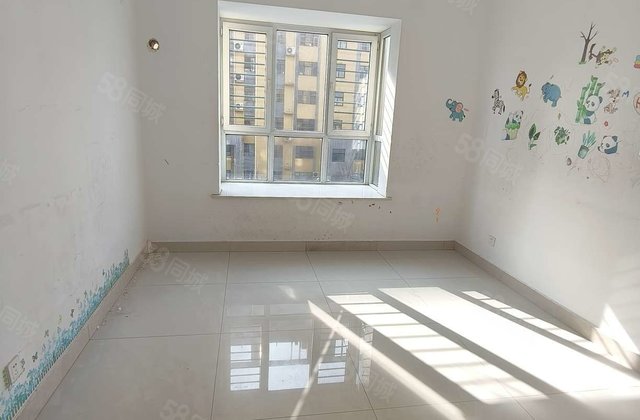 3室2卫，总高11层小高层，户型方正，一梯两户，湄河公寓