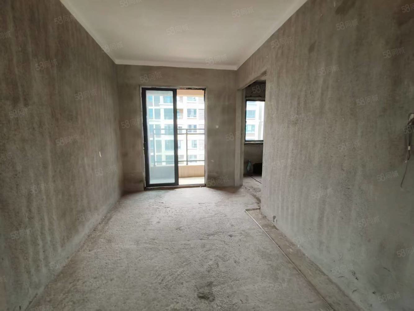 高安润达国际城4室2厅2卫127㎡南北88万