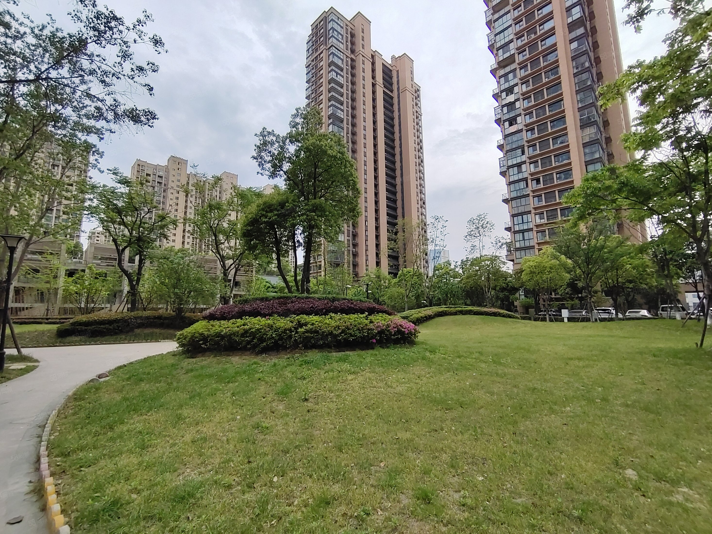 高铁新城非凡环秀湖花园交通便利房龄新小三房诚心出售