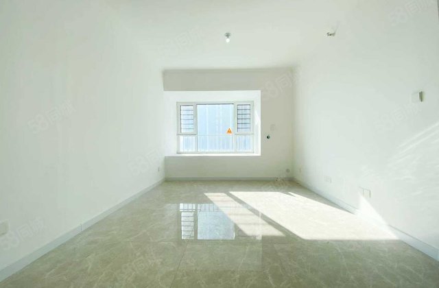 云创中心，三室两厅一卫，带储藏室，45.6万一口价