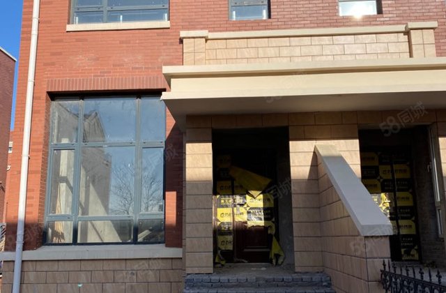 橘郡166平,有4米边院,紧邻中央绿化带,采光好.