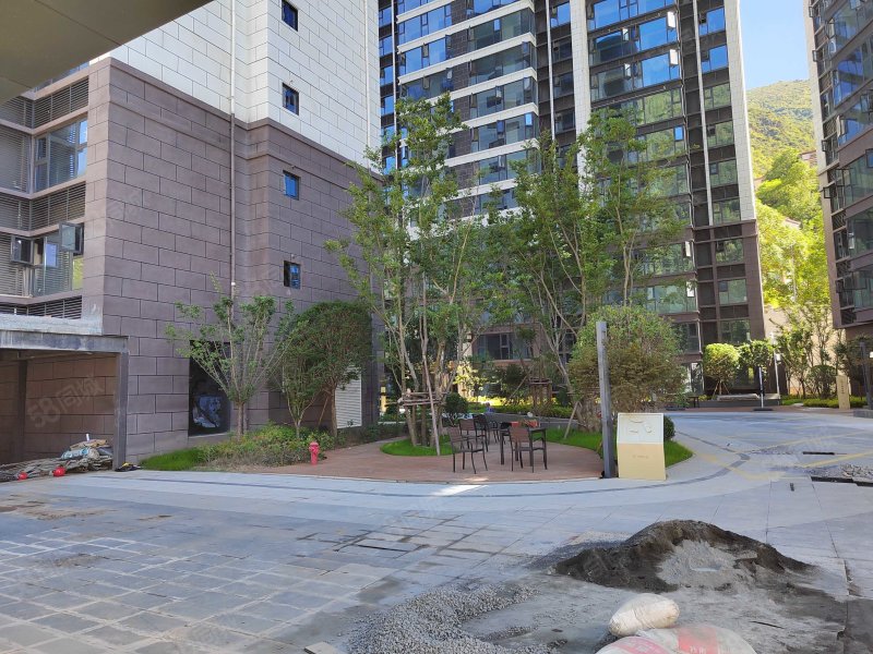 太阳公馆4室2厅2卫143.59㎡南125万