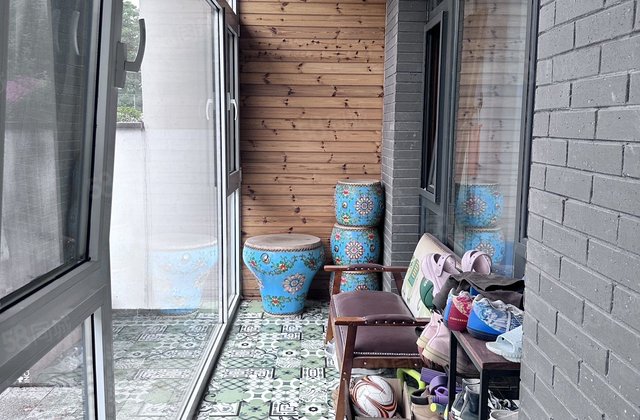 整小区  位置，背靠业主娱乐中心保安室停车场，房东急售