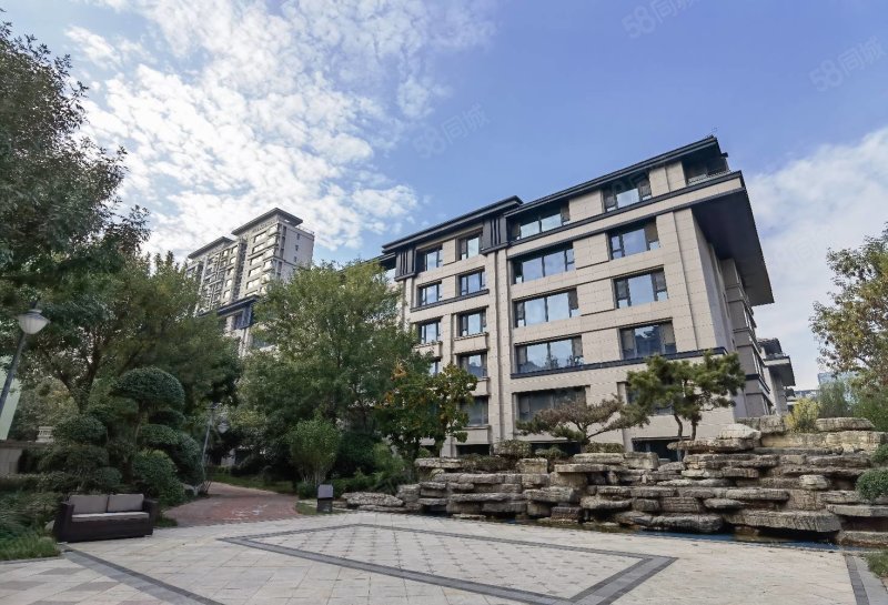 阳光东尚香樟园3室2厅3卫194.21㎡南北455万