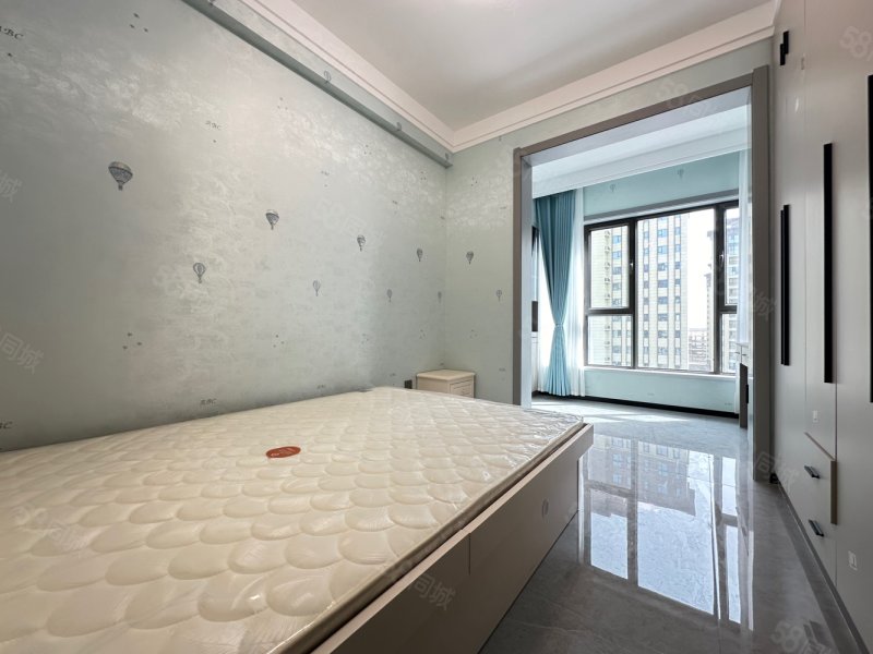 千城柏悦湾四室两厅两卫洋房精装修家具家电齐全拎包入住