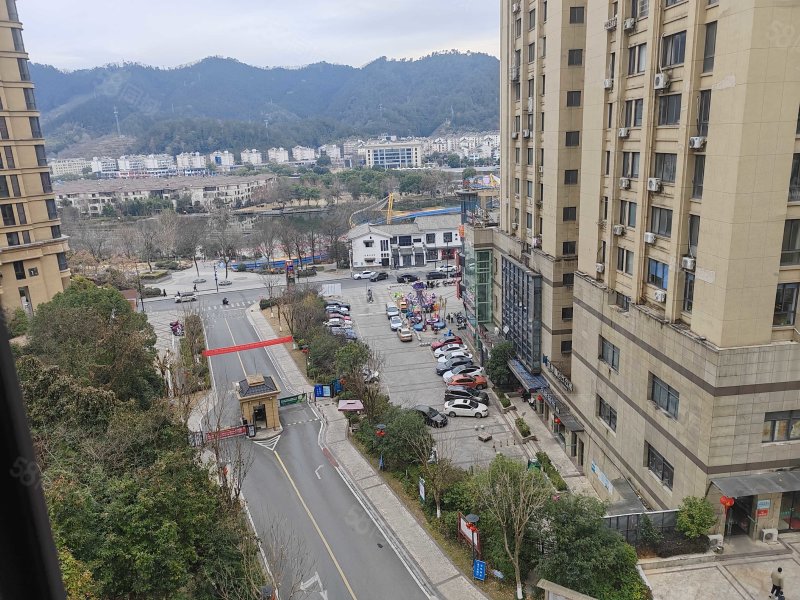 东方广场(开化)4室2厅2卫131㎡南175万