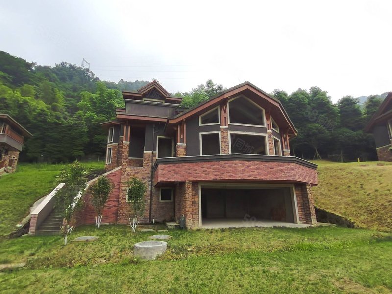 山顶纯独栋别墅,俯瞰全都江堰,超大花园与露台,视野开阔 现房