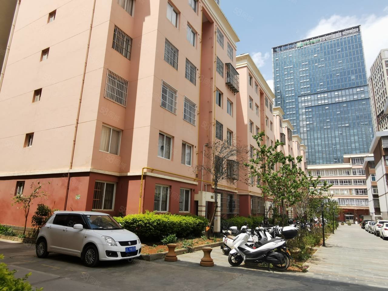 鸿泰花园4室2厅2卫128㎡南北105万