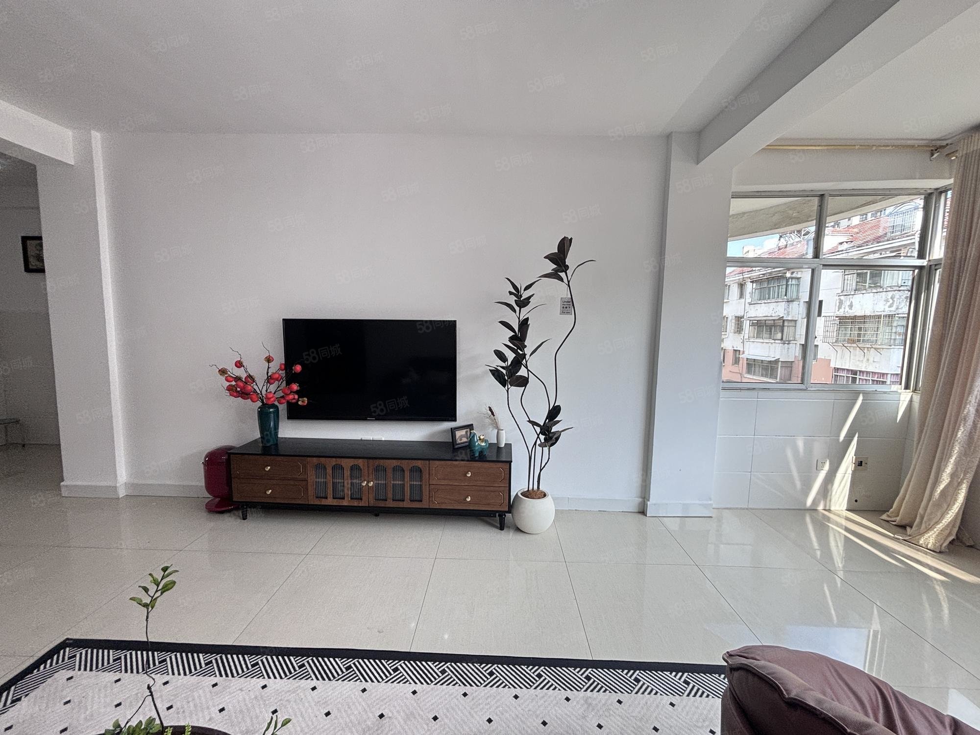 警苑6室2厅3卫169㎡东88万