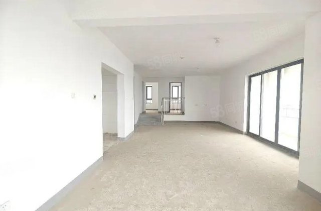 荣盛锦绣学府  中间楼层 双卫 次新房  带车位储藏室