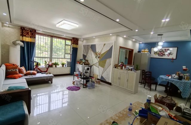 高端大气上档次带阳面车库 凤凰新城  精装三室一楼