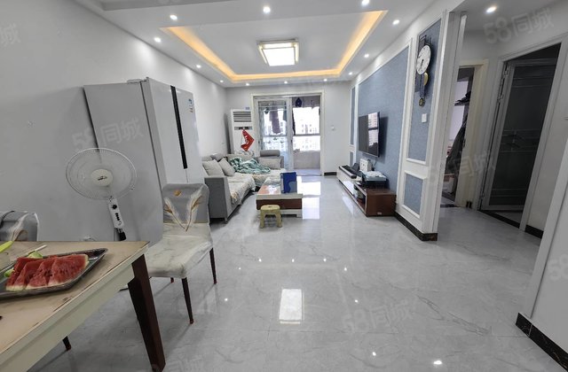 阿卡六期 凤凰楼层 精装修 带家具家电 大三室 随时看房 免