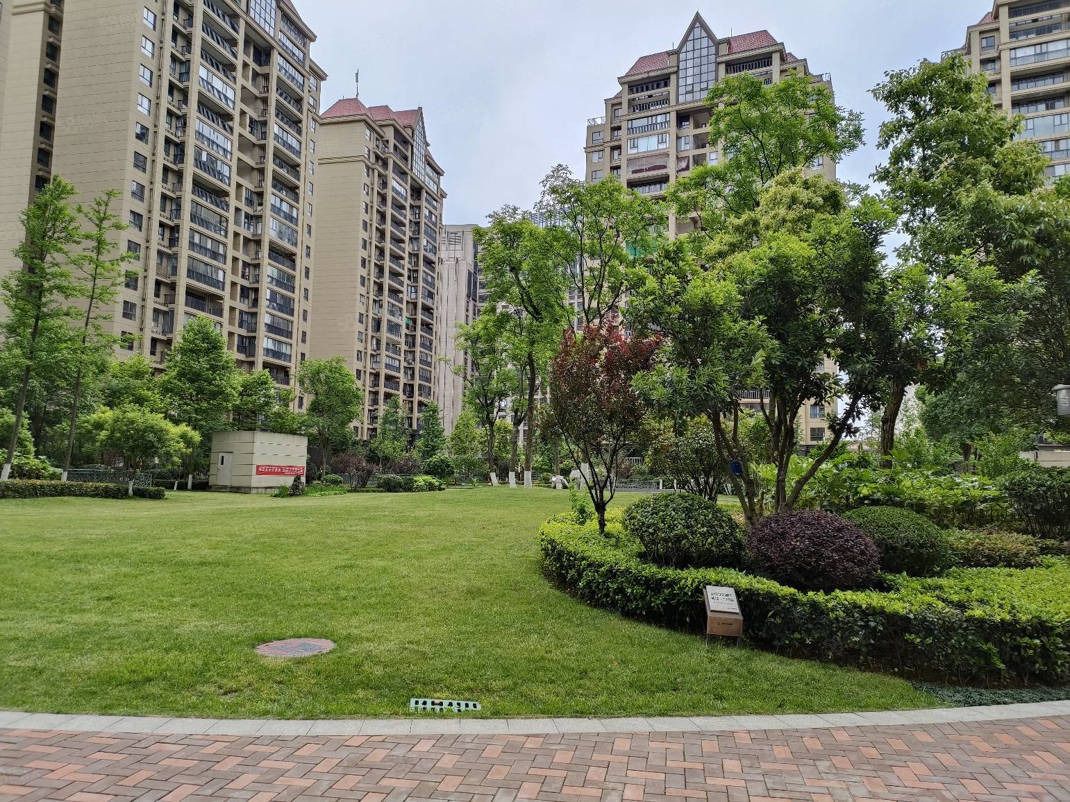 贵安山语城经典全新毛坯大四房横厅设计实用面积高