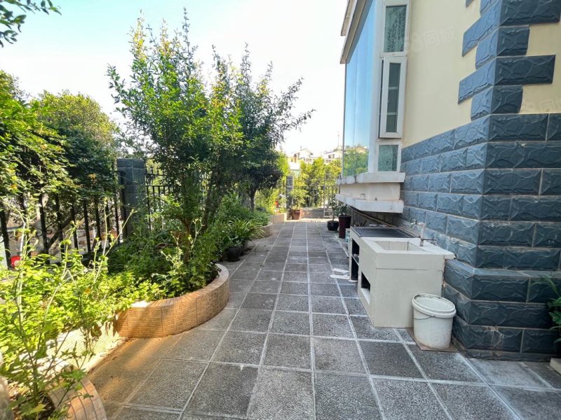 云瑞天景小区6室3厅4卫313㎡南北380万