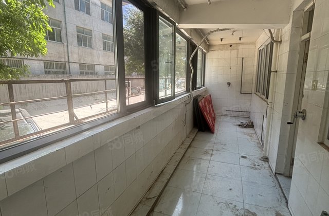 闸北小区 西区  多层一楼 双阳台 小区停车方便