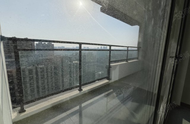 房东急售 未入住 次新房 送车位 诚心出呢 大三室 可婚房的