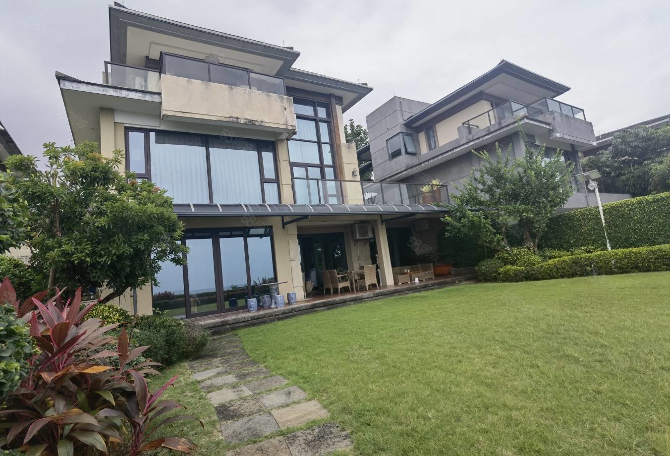 【10图】大三亚一线海景别墅,三层带一亩花园五房,花园就能看海,富力