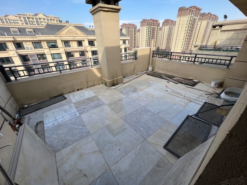 美的罗兰春天5室3厅3卫220㎡南北349.9万