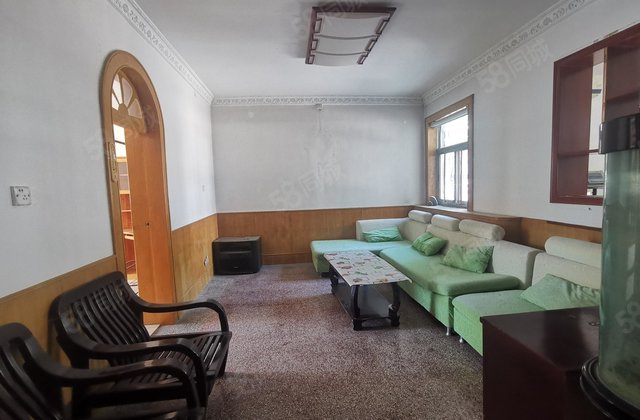 文轩总校 外国语   一楼 四室 报价120万可议 免大税