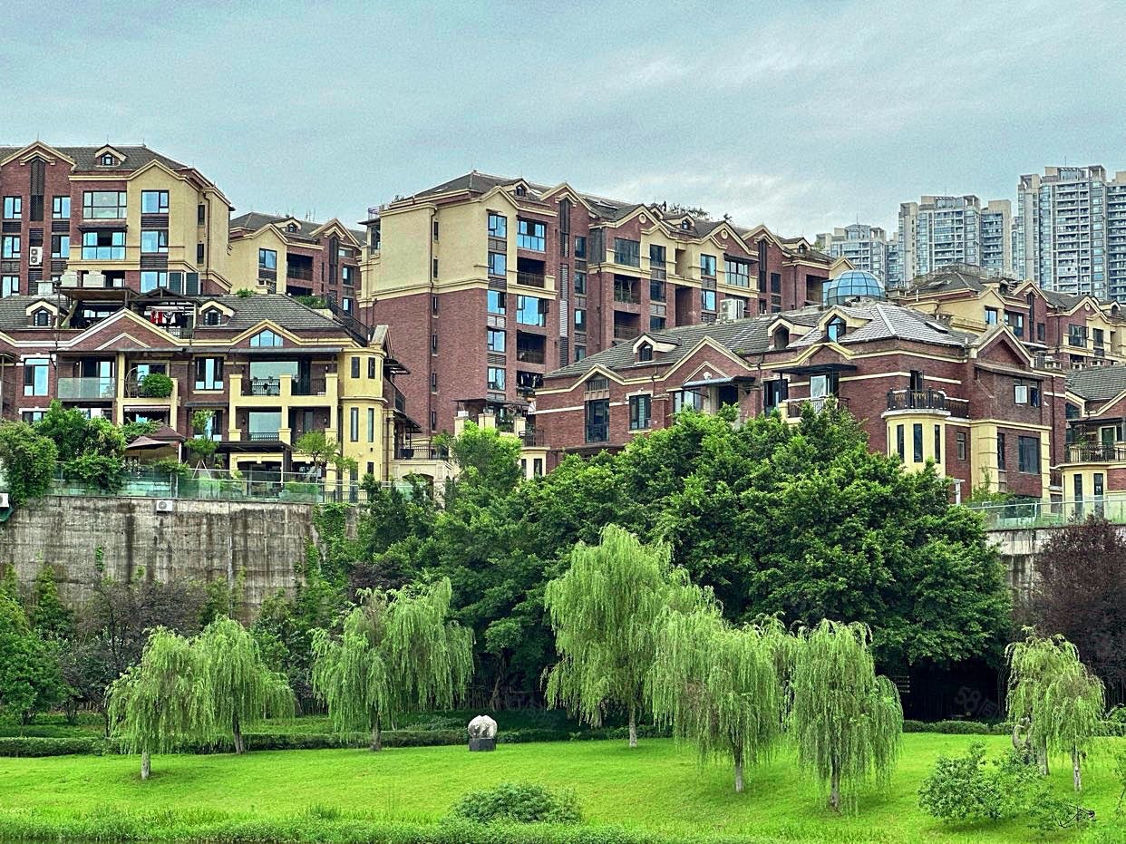 金辉城耀江府4室2厅2卫138㎡南北368万