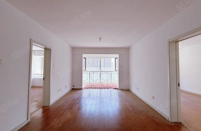 新东方龙湾商品房两梯三户公摊小带有车位免大税随时看房