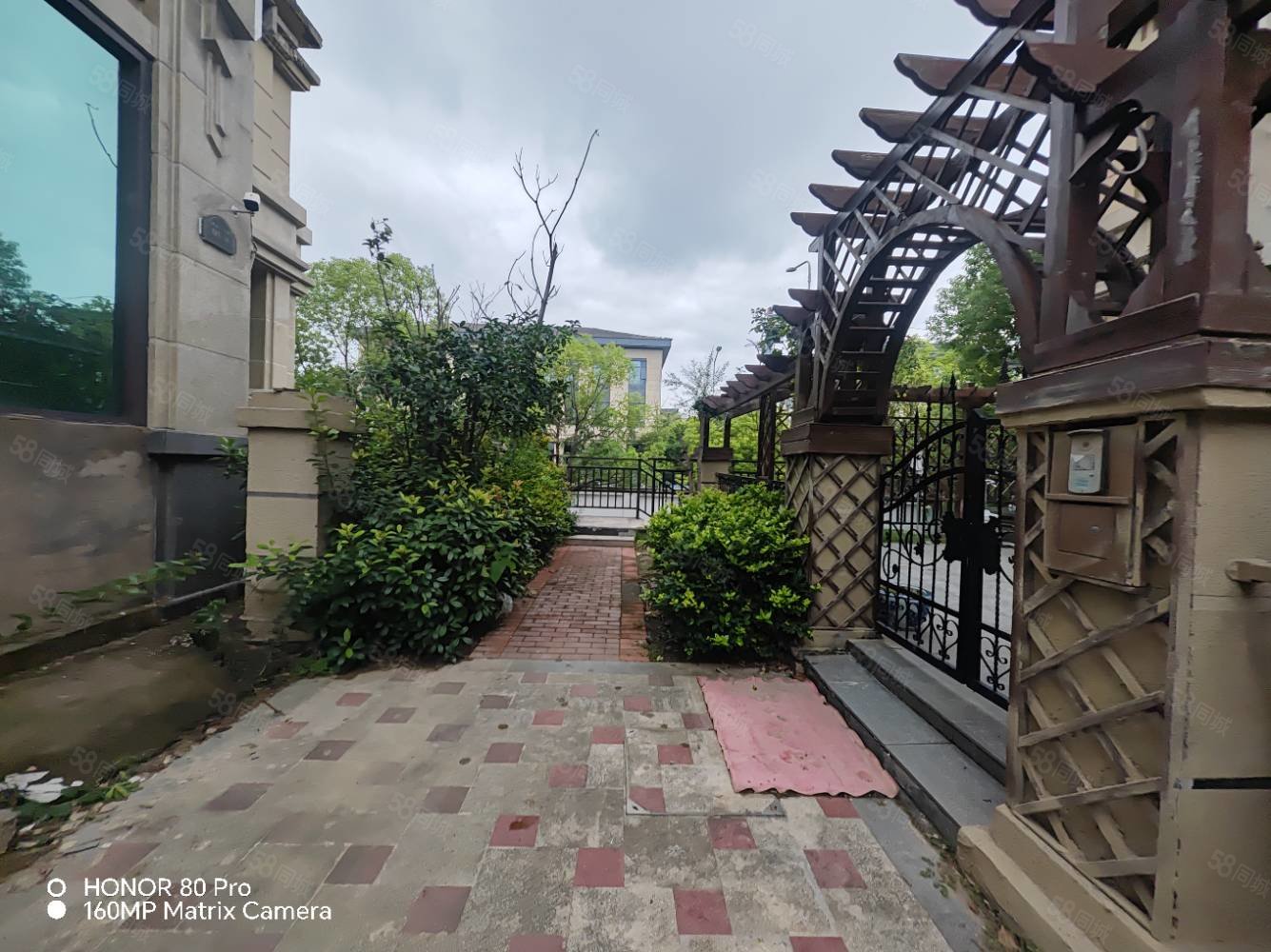 维也纳庄园5室2厅3卫278㎡南北208万