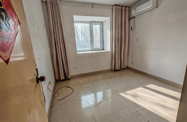 先锋社区 好楼层一梯两户 送储藏室 有证免大税随时看房