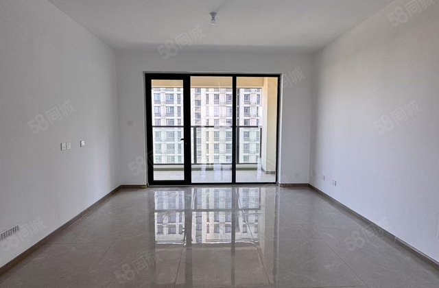 东南       校旁城市玖玺三室两厅两卫房全明户型随时看房