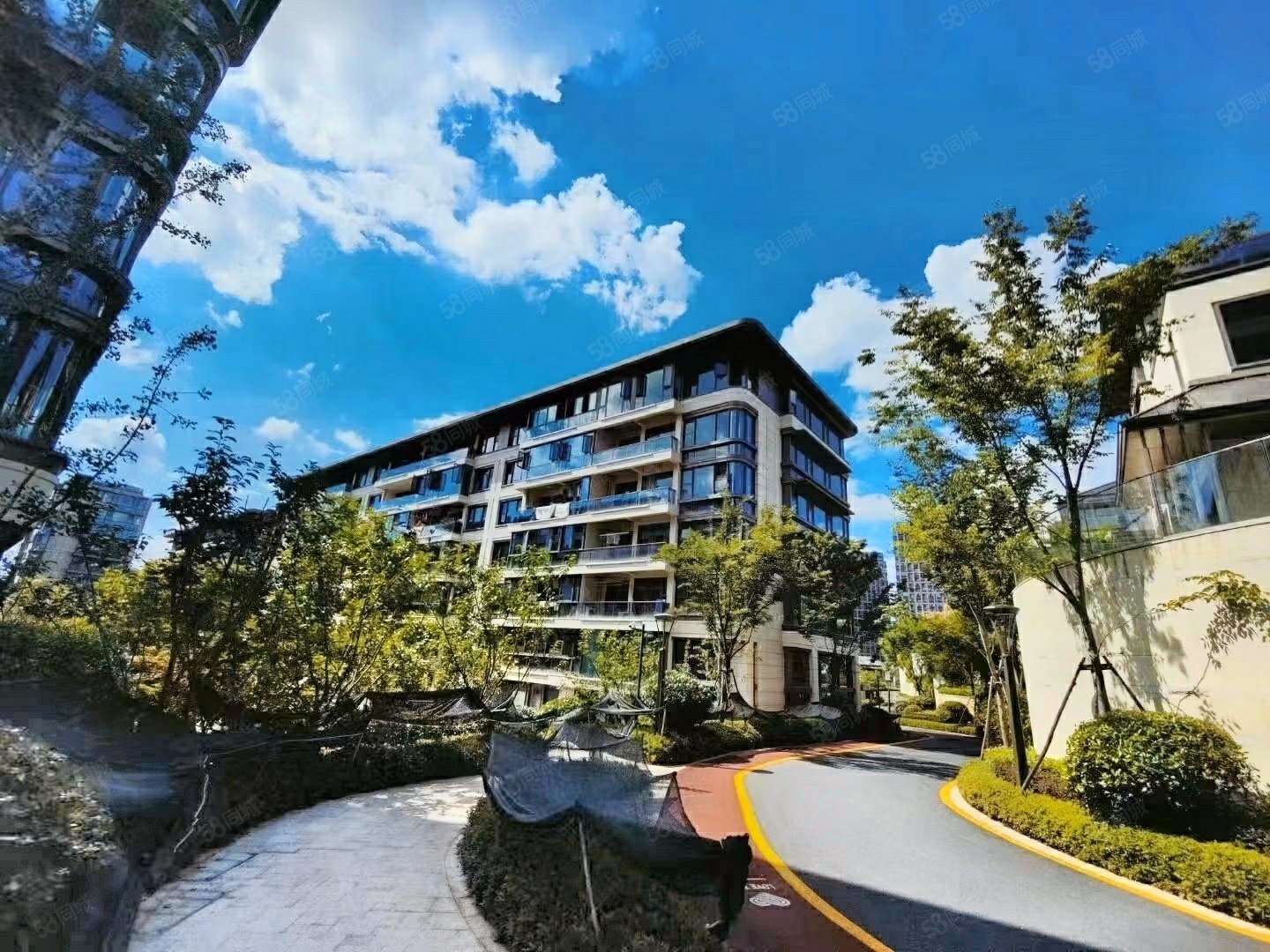 新湖菲林花园洋房阳台下就是大草坪和游乐园