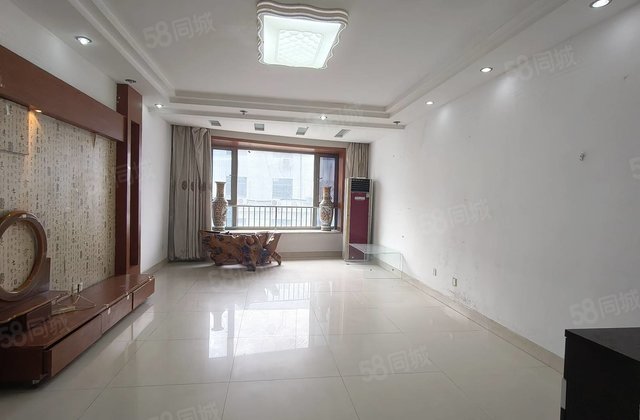 公安局家属院，三室两厅一卫，送车位储藏室，大平层，看房方便